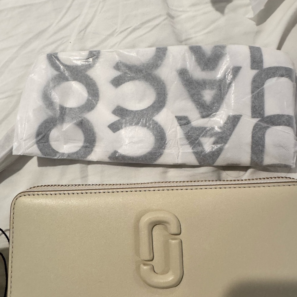 Marc Jacobs Ivory Wallet - Picture 3 of 5